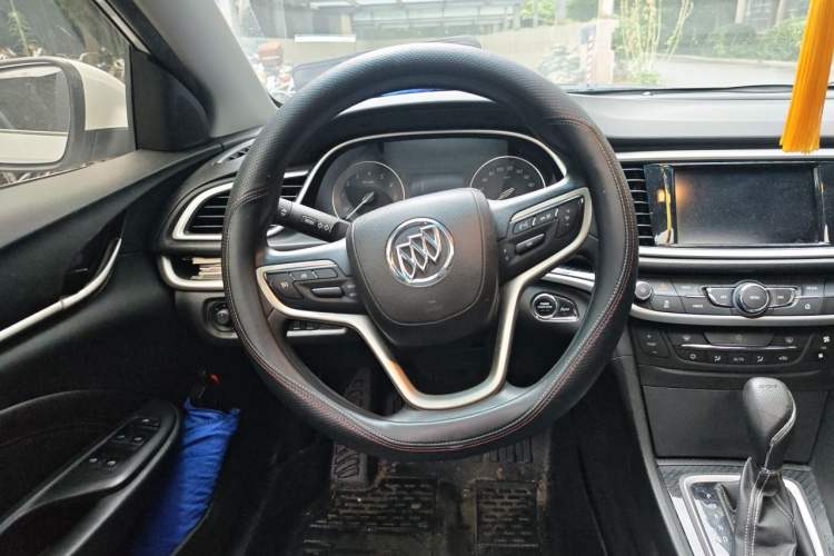 Used Buick GT 2015 18T Dual-Clutch Luxury Model Steering Wheel