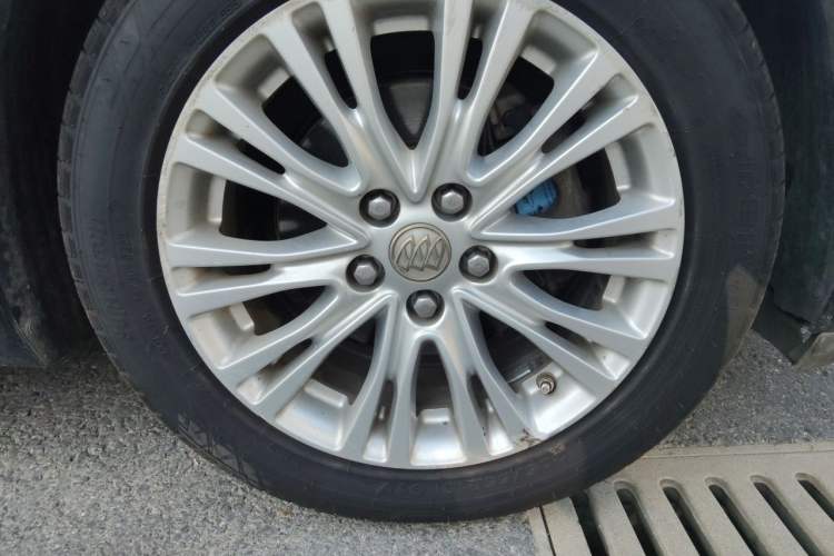 Used Buick GT 2016 15N Automatic Elite Edition Right Front Wheel Hub