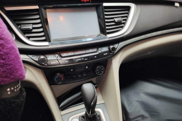 Used Buick GT 2016 15N Automatic Elite Edition Audio And AC Panel