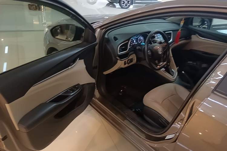 Used Buick GT 2016 15N Automatic Elite Edition Driver Seat