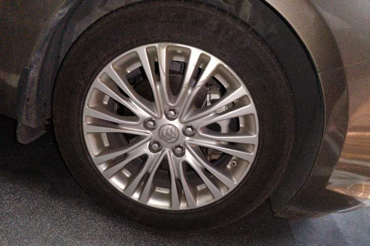 Used Buick GT 2016 15N Automatic Elite Edition Right Front Wheel Hub