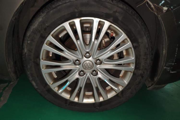 Used Buick GT 2016 15N Manual Elite Edition Right Front Wheel Hub