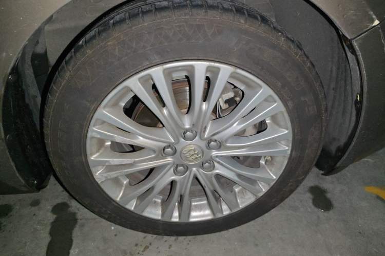 Used Buick GT 2016 15N Manual Elite Edition Right Front Wheel Hub