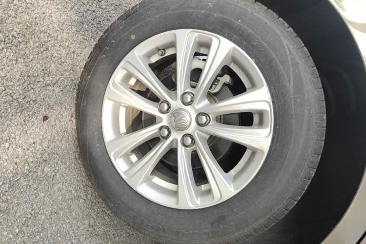 Used Buick GT 2016 15N Automatic Entry-Level Trim Right Rear Wheel Hub