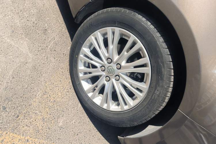 Used Buick GT 2016 15N Automatic Elite Edition Right Front Wheel Hub