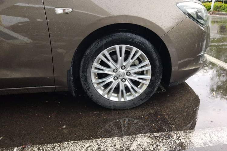 Used Buick GT 2016 15N Automatic Elite Edition Right Front Wheel Hub