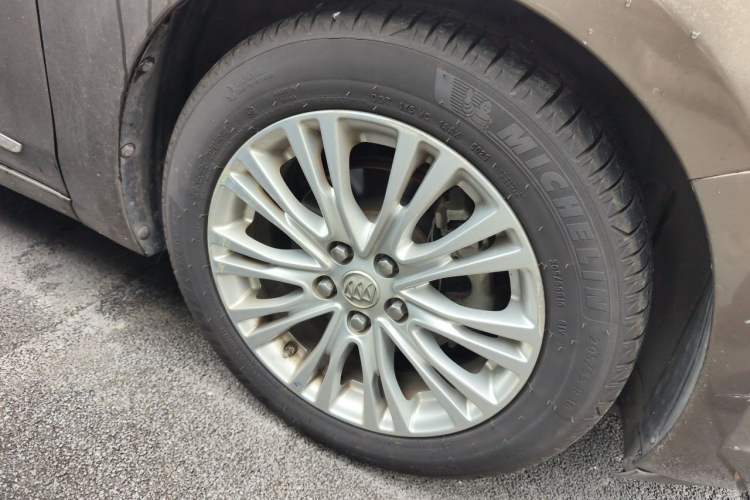 Used Buick GT 2016 15N Automatic Elite Edition Right Front Wheel Hub