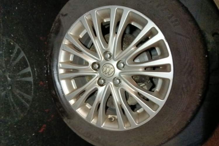 Used Buick GT 2016 15N Automatic Elite Edition Right Front Wheel Hub