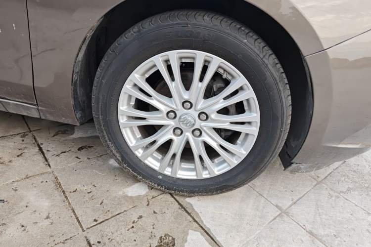Used Buick GT 2016 15N Manual Elite Edition Right Front Wheel Hub