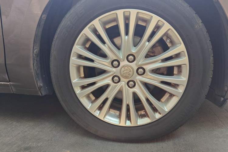 Used Buick GT 2016 15N Manual Elite Edition Right Front Wheel Hub