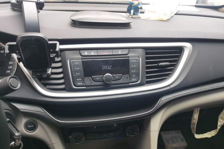 Used Buick GT 2016 15N Automatic Elite Edition Audio And AC Panel