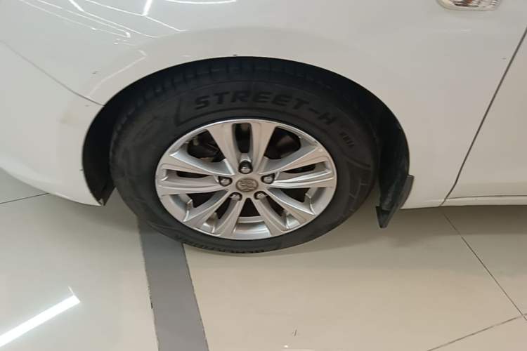 Used Buick GT 2016 15N Automatic Entry-Level Trim Left Front Wheel Hub