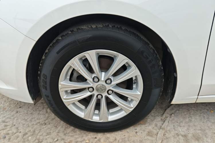 Used Buick GT 2016 15N Automatic Entry-Level Trim Left Front Wheel Hub