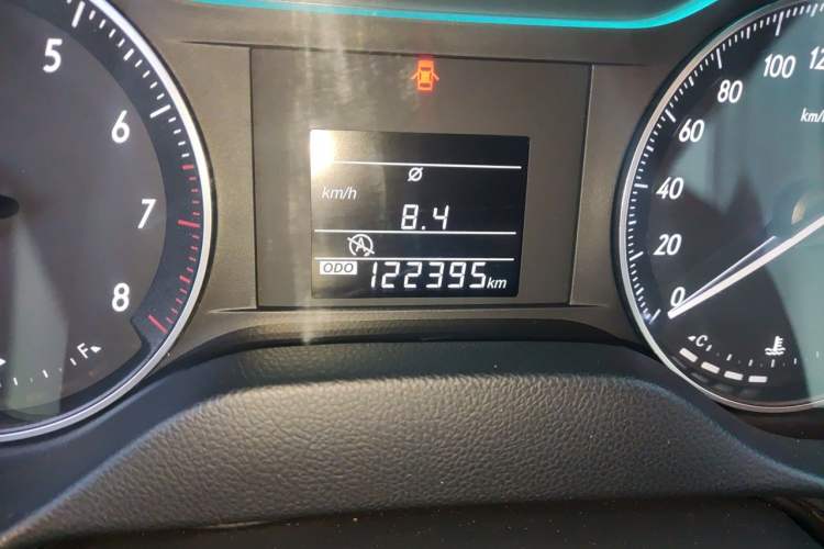 Used Buick GT 2016 15N Manual Entry-Level Trim Odometer Close Up