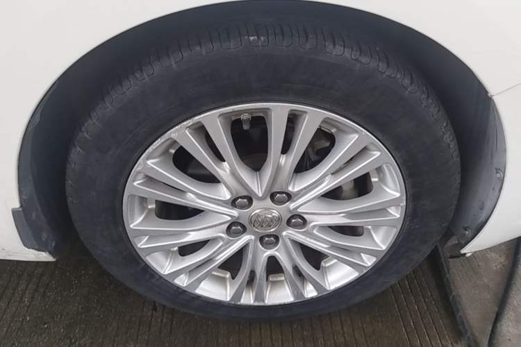Used Buick GT 2016 15N Automatic Elite Edition Right Front Wheel Hub