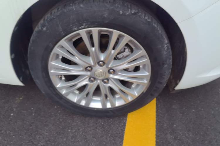 Used Buick GT 2016 15N Automatic Elite Edition Right Front Wheel Hub