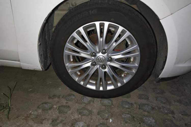 Used Buick GT 2016 15N Automatic Elite Edition Right Front Wheel Hub