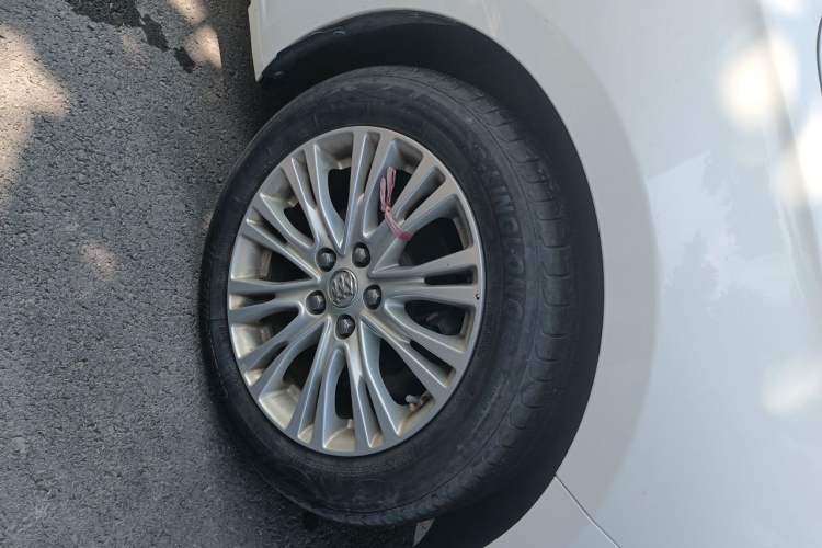 Used Buick GT 2016 15N Manual Elite Edition Right Front Wheel Hub