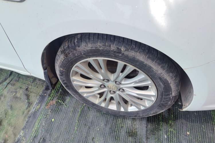 Used Buick GT 2016 15N Manual Elite Edition Right Front Wheel Hub