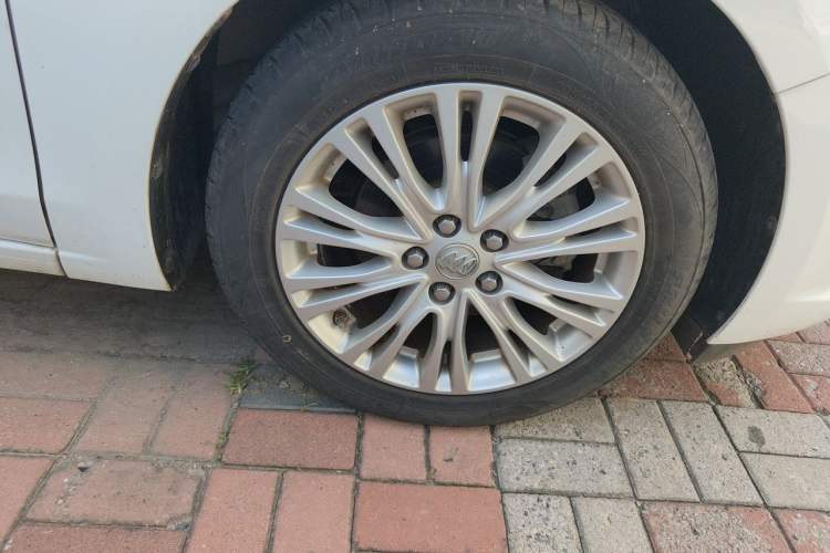 Used Buick GT 2016 15N Automatic Elite Edition Right Front Wheel Hub