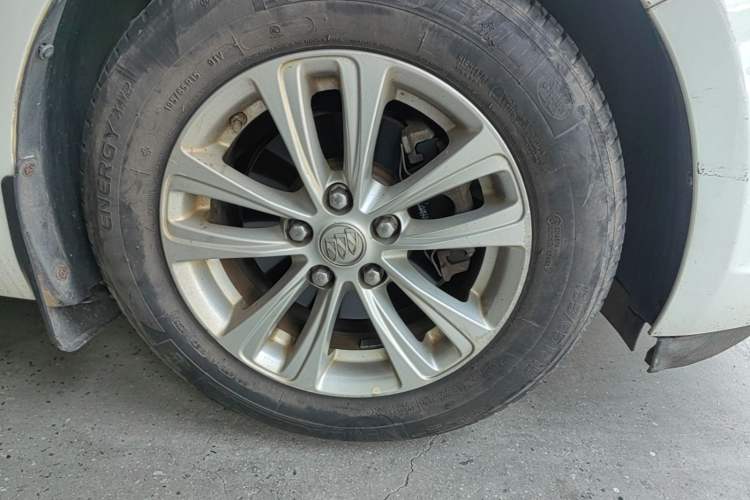 Used Buick GT 2016 15N Automatic Entry-Level Trim Right Front Wheel Hub