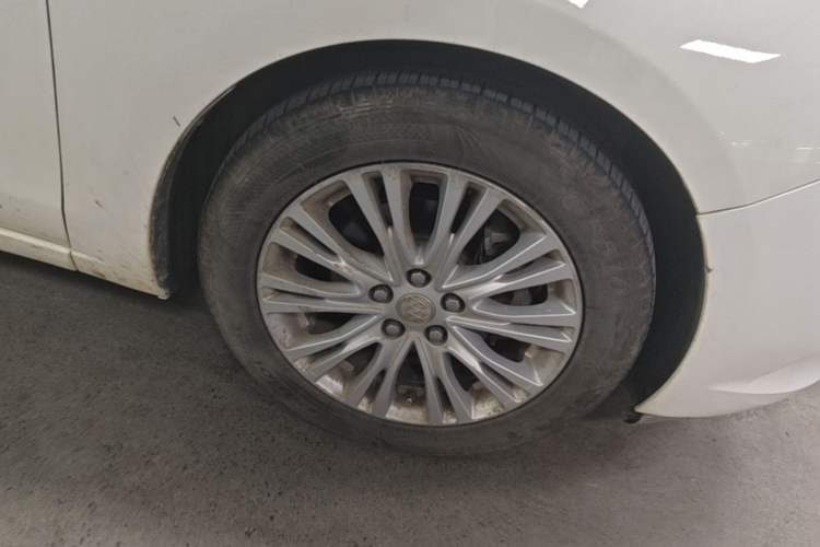 Used Buick GT 2016 15N Automatic Elite Edition Right Front Wheel Hub