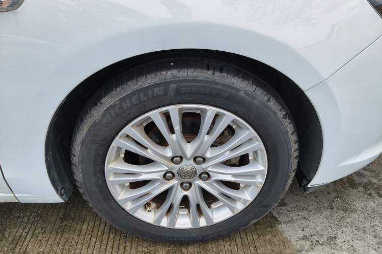 Used Buick GT 2016 15N Manual Elite Edition Right Front Wheel Hub