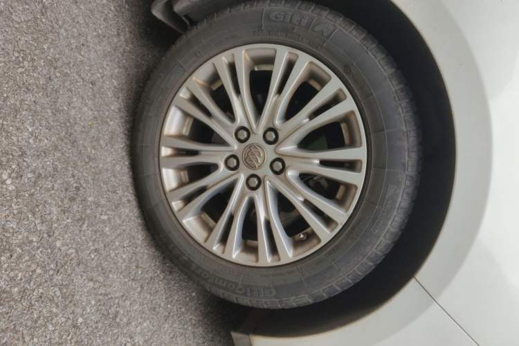 Used Buick GT 2016 15N Automatic Elite Edition Right Front Wheel Hub