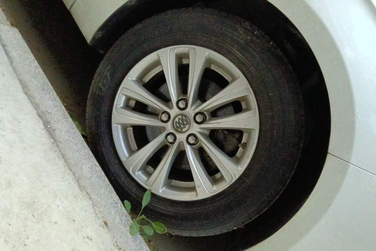 Used Buick GT 2016 15N Automatic Entry-Level Trim Right Front Wheel Hub