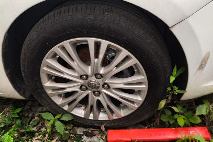 Used Buick GT 2016 15N Automatic Elite Edition Right Front Wheel Hub
