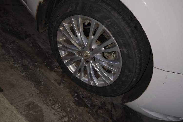 Used Buick GT 2016 15N Automatic Elite Edition Right Front Wheel Hub