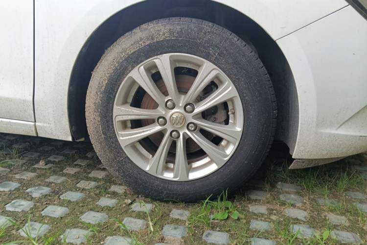Used Buick GT 2016 15N Automatic Entry-Level Trim Right Front Wheel Hub