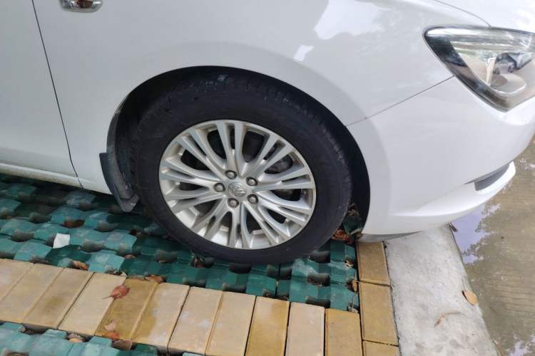 Used Buick GT 2016 15N Manual Elite Edition Right Front Wheel Hub