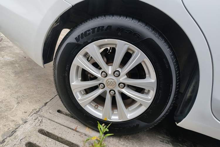 Used Buick GT 2016 15N Automatic Entry-Level Trim Right Rear Wheel Hub
