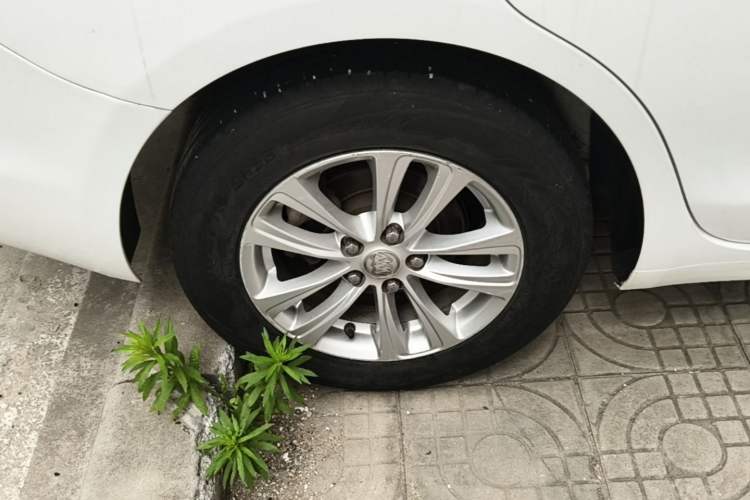 Used Buick GT 2016 15N Automatic Entry-Level Trim Right Rear Wheel Hub