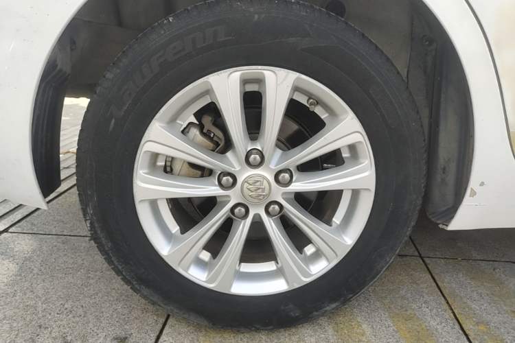 Used Buick GT 2016 15N Automatic Entry-Level Trim Right Rear Wheel Hub