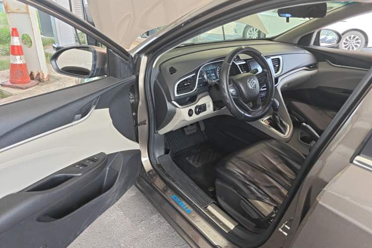 Used Buick GT 2016 15N Automatic Elite Edition Driver Seat