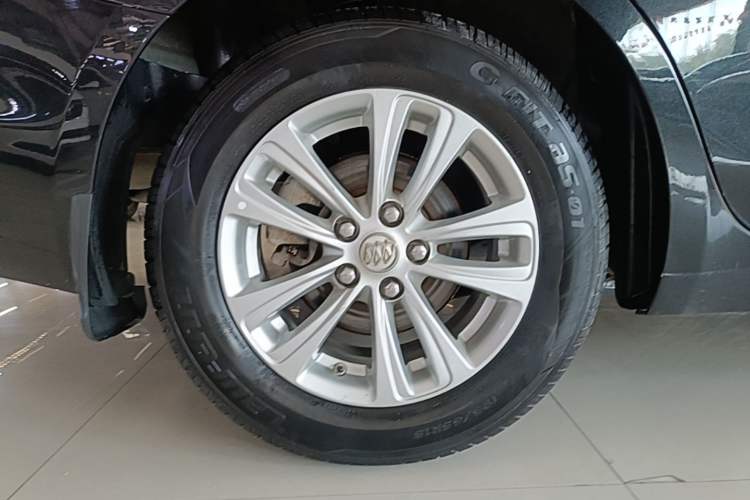 Used Buick GT 2017 15N Automatic Entry-Level Trim Right Rear Wheel Hub