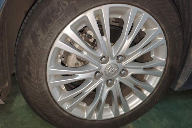 Used Buick GT 2017 15N Automatic Elite Version Right Front Wheel Hub