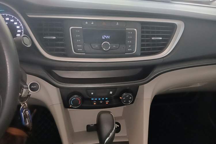 Used Buick GT 2017 15N Automatic Elite Version Audio And AC Panel