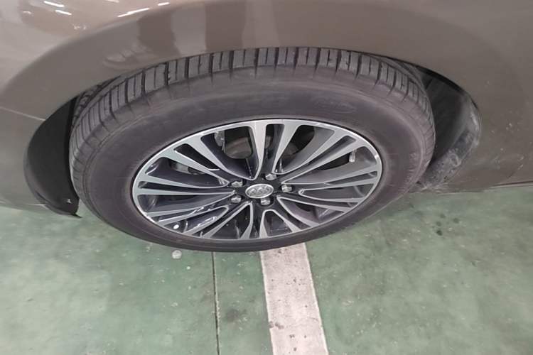 Used Buick GT 2017 15N Automatic Deluxe Edition Left Front Wheel Hub