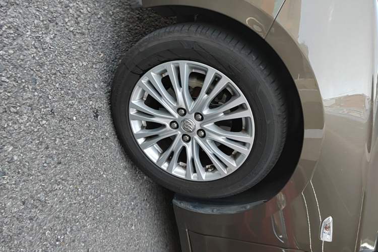 Used Buick GT 2017 15N Automatic Elite Version Left Front Wheel Hub