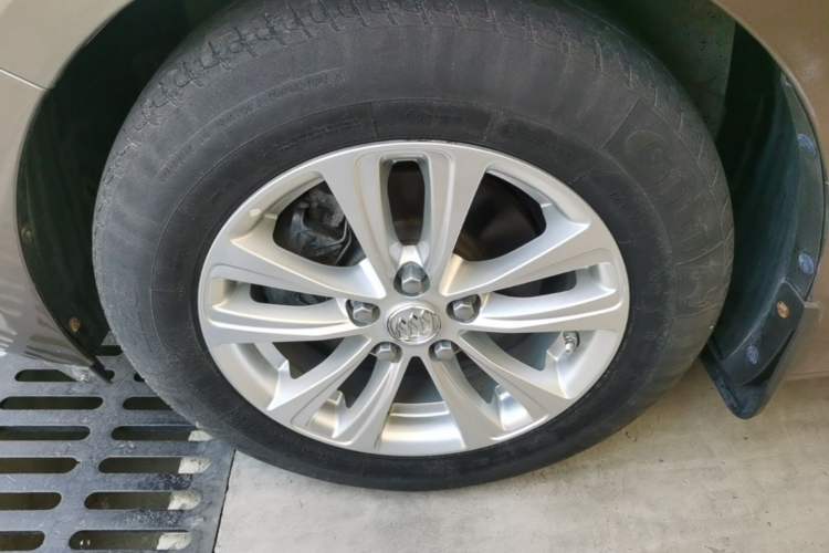 Used Buick GT 2017 15N Manual Entry-Level Trim Left Front Wheel Hub