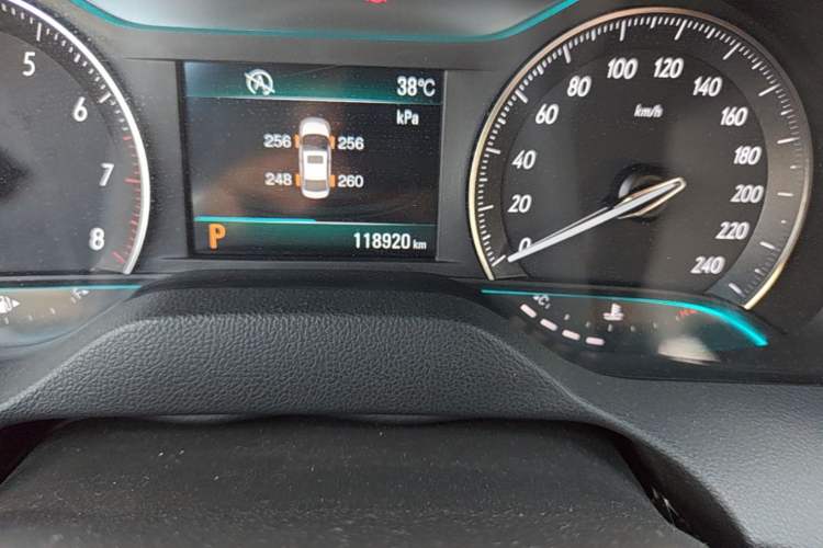Used Buick GT 2017 15N Automatic Deluxe Edition Odometer Close Up