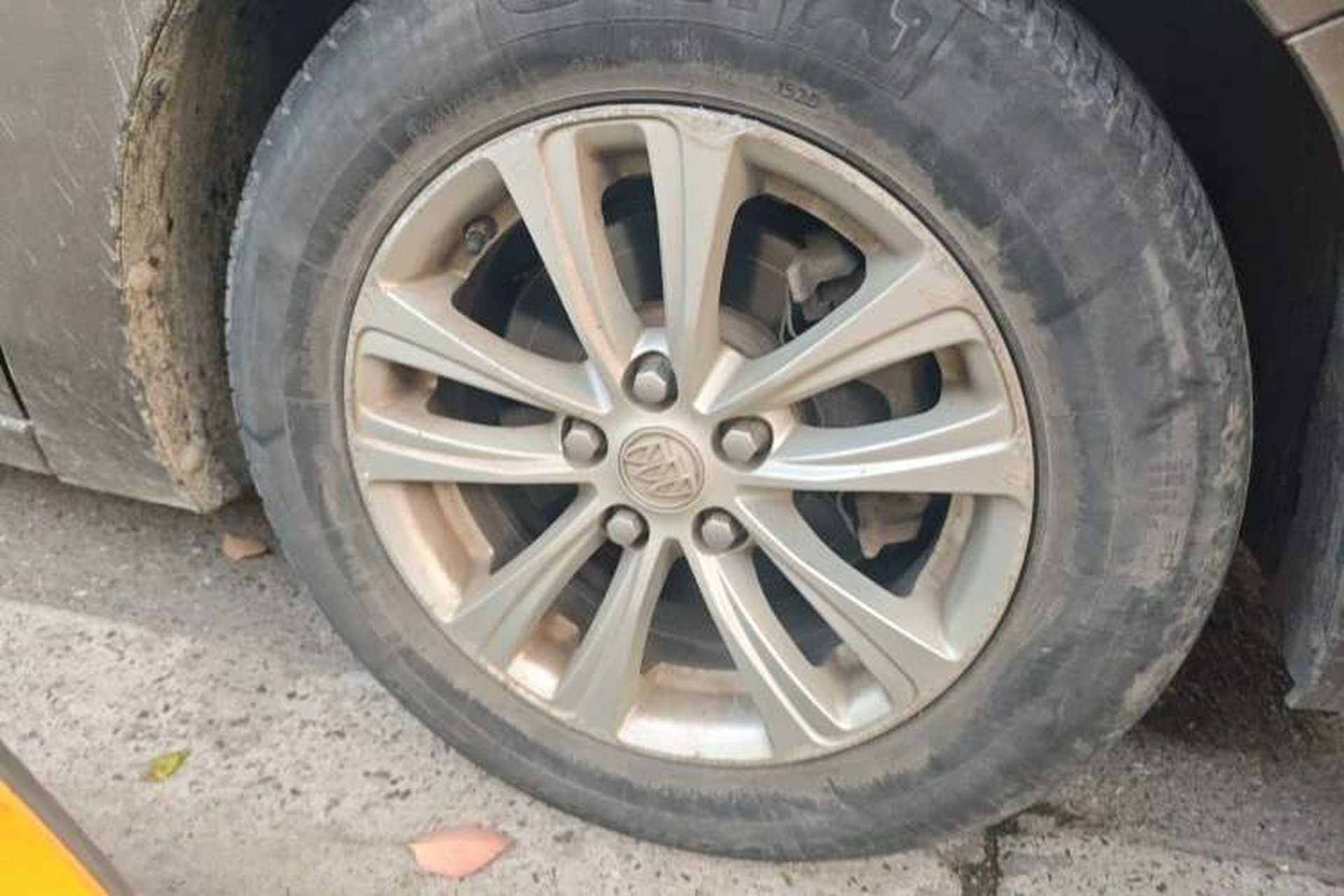 Used Buick GT 2017 15N Manual Entry-Level Trim Right Front Wheel Hub