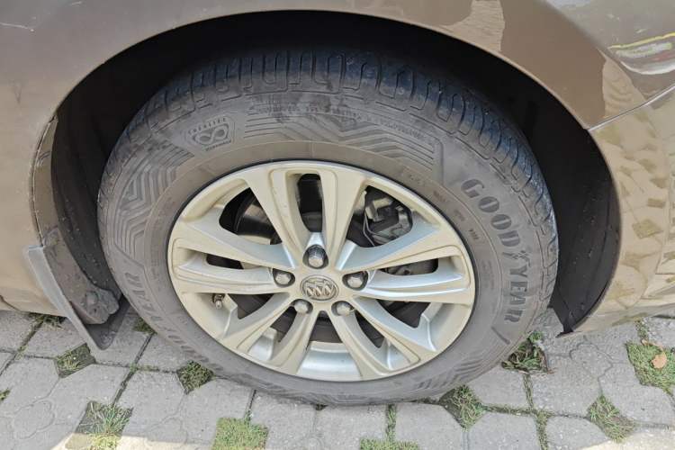 Used Buick GT 2017 15N Automatic Entry-Level Trim Right Front Wheel Hub