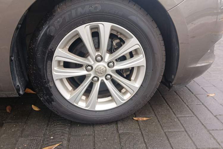 Used Buick GT 2017 15N Manual Entry-Level Trim Right Front Wheel Hub