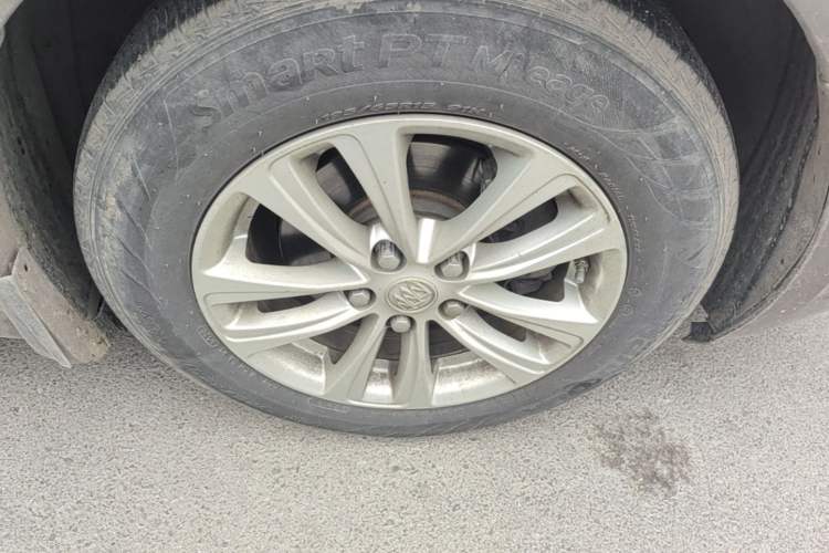 Used Buick GT 2017 15N Manual Entry-Level Trim Right Front Wheel Hub