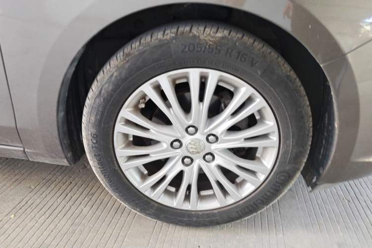 Used Buick GT 2017 15N Manual Elite Version Right Front Wheel Hub