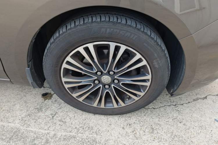Used Buick GT 2017 15N Automatic Deluxe Edition Right Front Wheel Hub